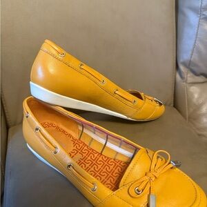 Rockport size 7 Women's Yellow Leather Loafers like new
